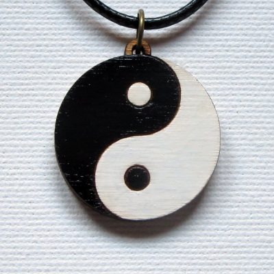 Medalion Yin si Yang pictat cu alb si negru